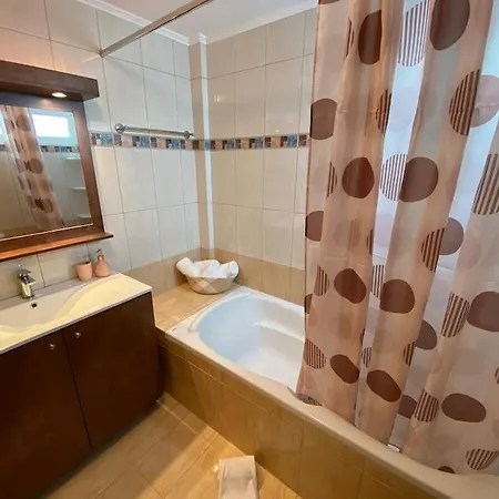 Spacious & Modern New