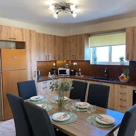 Spacious & Modern New Apartment
